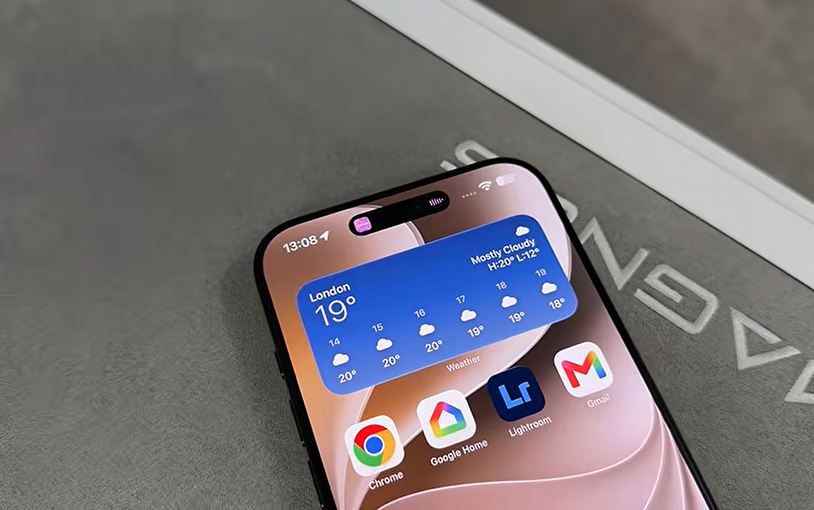 iPhone 18 Pro Max 6.9-inch Super Retina XDR display